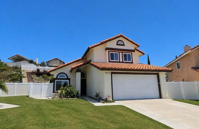 Beautiful Three Bedroom Two and a Half Bathroom Home in Murrieta!