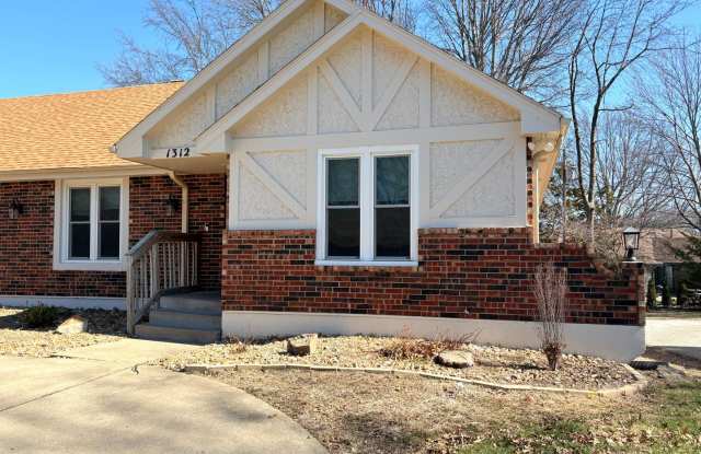 3 Bed, 3 Bath, 2 Car Garage Duplex in Blue Springs
