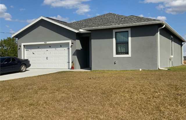 Newer upscale 2,000 sq ft home built in 2020 in beautiful Port Labelle.