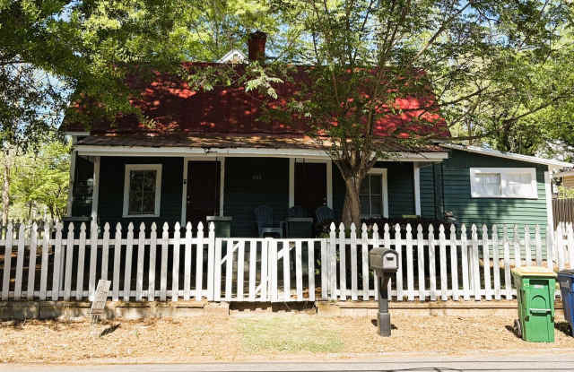 Cute Downtown 2 Bedroom Cottage!