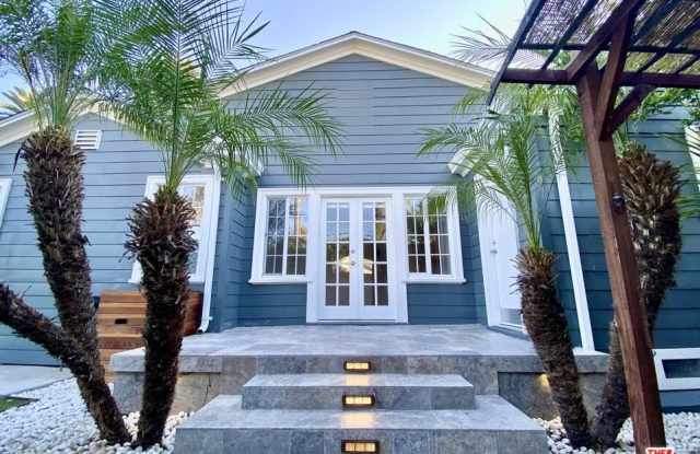 Photo of 2701 S Harcourt Ave