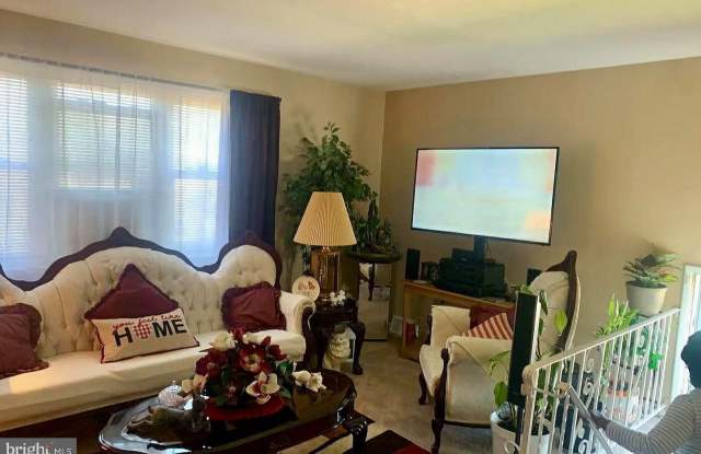 7631 ALGON Avenue unit: 2