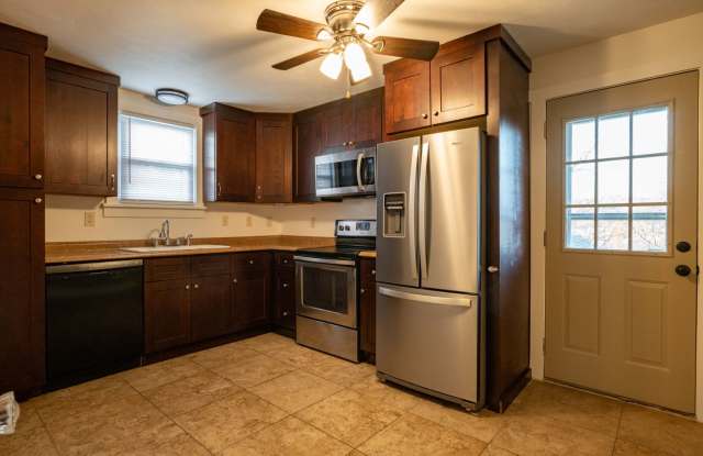 Photo of SCORE 50% OFF 1ST MONTH'S RENT IF SIGNED BY DEC 19! Gorgeous 3 bedroom home in Scott Township available now!