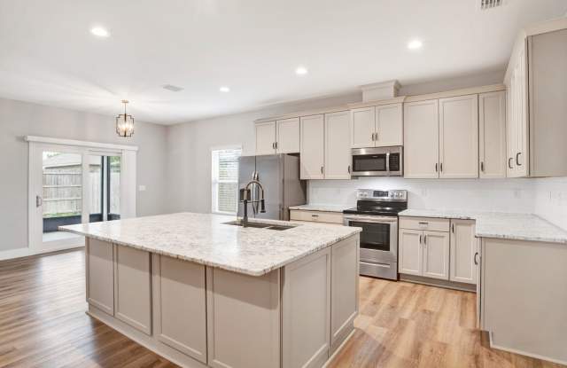 Spacious 2021 home close to beaches and shopping!