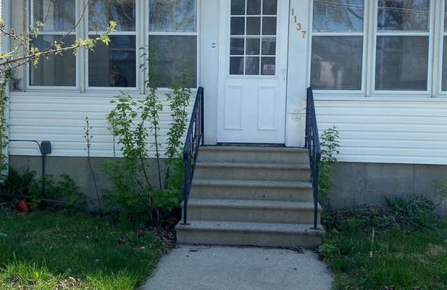 4 bed 2 bath Single Family Home in Fargo!