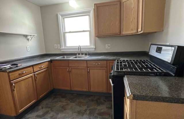 Beautiful 3 bedroom! Hardwood floors, ample storage, parking!