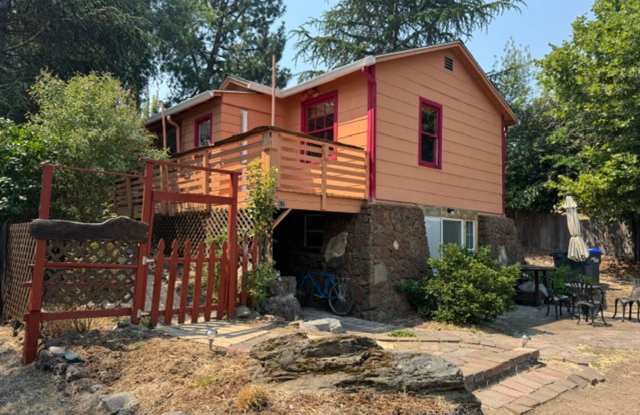 ECLECTIC ASHLAND RETREAT WTIH PARK LIKE YARD & UTILITIES