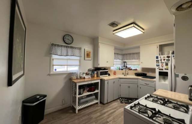 GREAT NEIGHBORHOOD ON A QUIET CUL-DE-SAC 4+2 LARGE BACKYARD