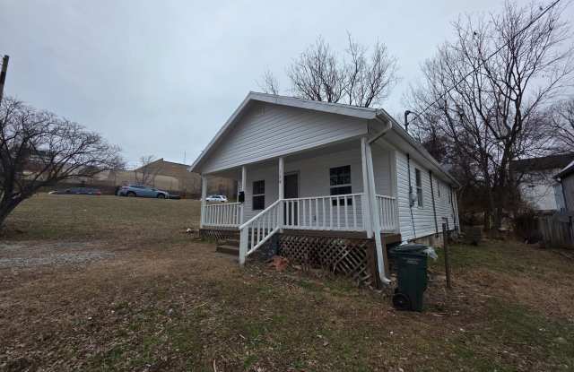 Recently remodeled 2-bedroom home close to the square