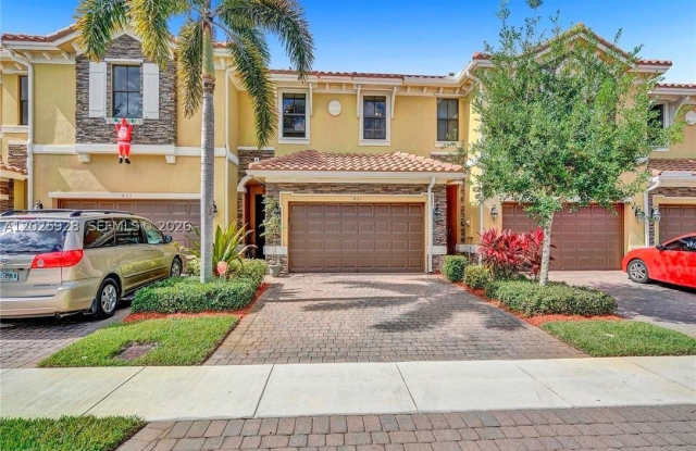 821 E Village Cir