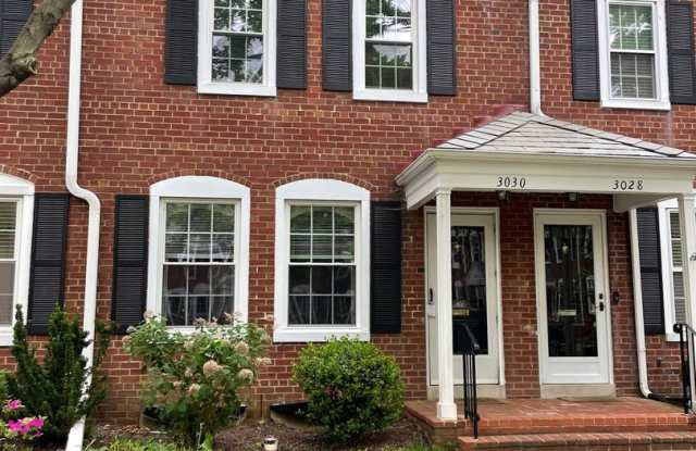 Gorgeous 2 Bed 2 Bath Interior Townhome In Desired Fairlington Villages