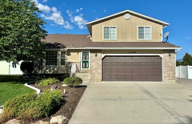 Photo of Lovely Sandy Home with Yard Care Included!