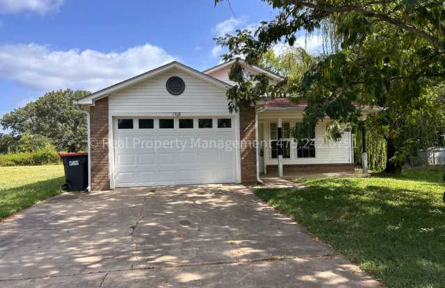Photo of Cute House in Greenwood! 3 bed 1.5 bath 1 car garage