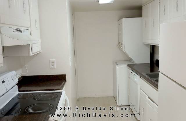 2 bed, 1 Bath, 900 sqft with washer/dryer hookups and 1 car garage