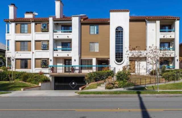 Golden Hill Gem: Spacious Furnished 2BR with City Convenience