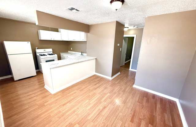 AVAILABLE NOW! 2 Bedroom / 1 Bath Duplex Near Brooks City Base!