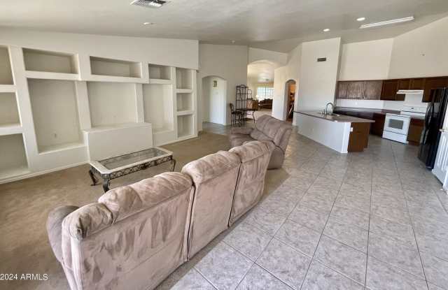 608 W Rattlesnake Place