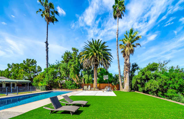 Photo of 5852 Mcdonie Ave