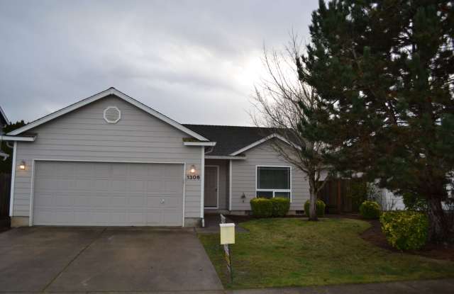 Charming Retreat: Spacious Three-Bedroom, Two-Bathroom House in a Quiet Neighborhood - 1306 Trent Avenue North, Keizer, OR 97303