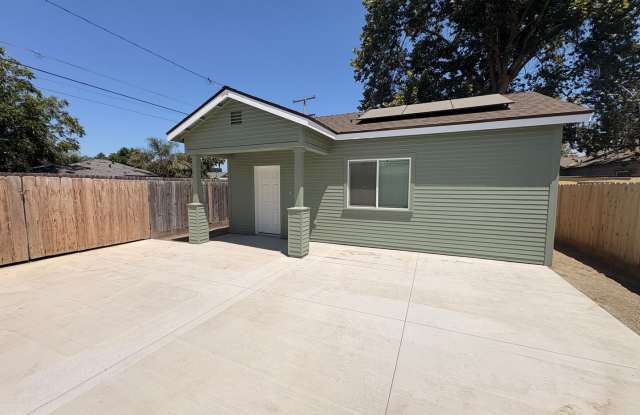 Upgraded 1 bed, 1 bathroom home in Visalia CA.