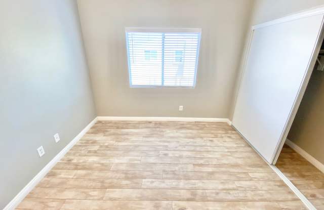 Spacious 2-bedroom corner unit with vaulted ceilings and open floorplan near Summerlin