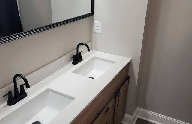 Room in 6 Bedroom Home at Cogburn Rd