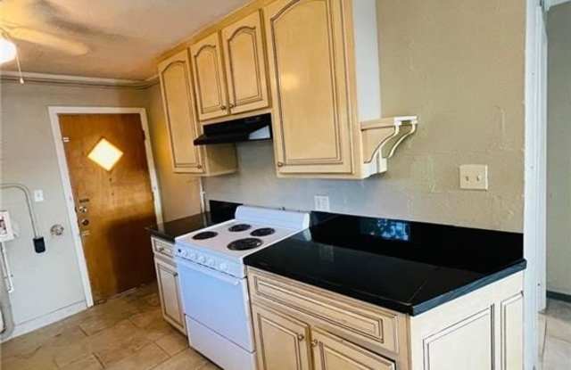 1003 Carpenter Street