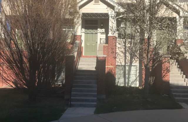 Beautiful 2 Bedroom/2 Bathroom Townhome in Kensington Estates