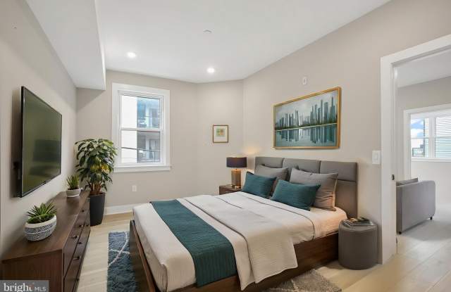 2621 W JEFFERSON Street unit: 2R