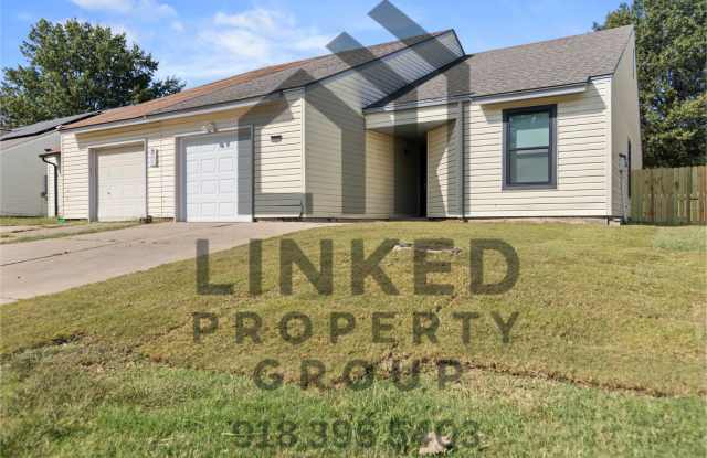 Fully Renovated 3 Bedroom Duplex in the heart of Broken Arrow