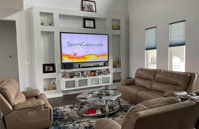 812 W Iroquois Avenue