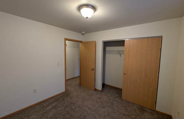 Riverwood Apartments - 512 McEvoy St