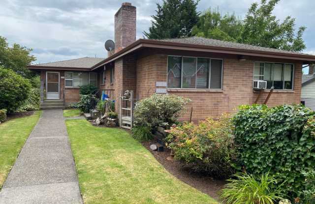 Photo of Milwaukie Triplex in quiet neighborhood w/ garage parking