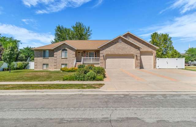 Spacious 5 Bed Kaysville Home with 3-Car Garage