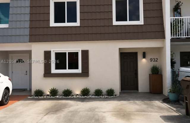 932 W 80th Pl