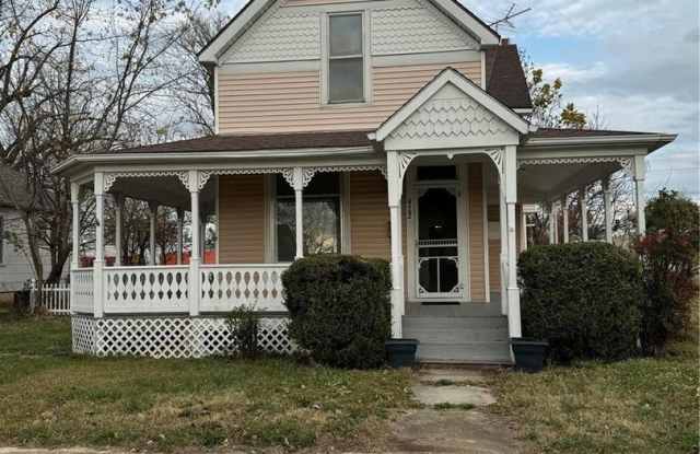 AUG SPECIAL!!! $1300 RENT AND HALF DEPOSIT IF LEASE SIGNED IN AUGUST!!! 3+ Bed 2 Bath
