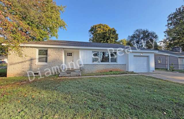 GREAT LOCATION - CLOSE TO NATIONAL AND SEMINOLE!