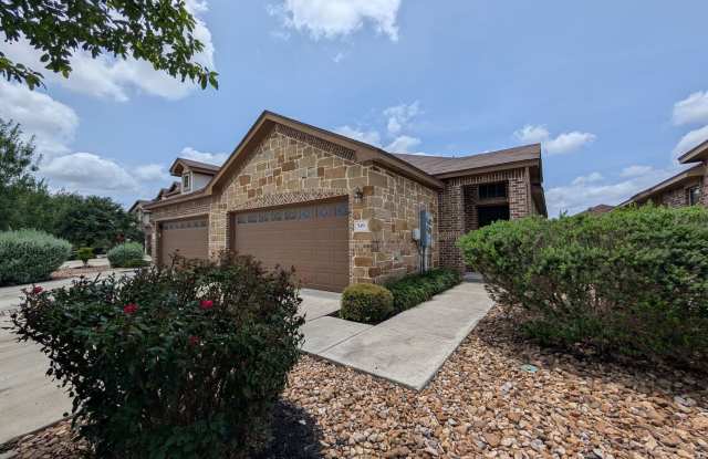 3/2/2 in Creekside Crossing / No Carpet / Covered Patio / Fenced in Backyard / CISD