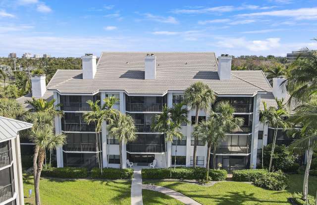 144 Bay Colony Drive N