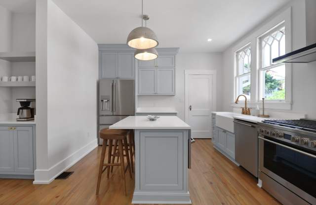 209 E 45th St