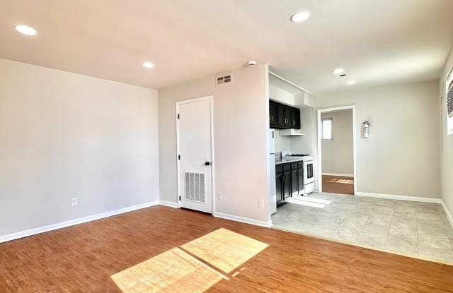 4411 SHEFFIELD Avenue unit: 11