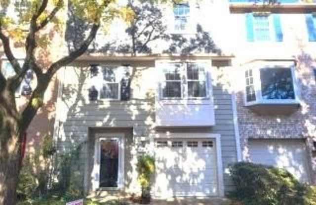 Photo of 725 TWIN HOLLY LN