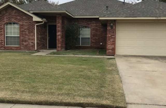 4 Bedroom 2 Bath home close to the OU campus - 1841 Parkridge Drive, Norman, OK 73071