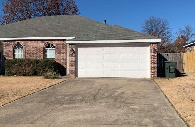 HALF OFF FIRST MONTHS RENT! Charming 3 Bed/ 2 Bath Home for Rent in Fayetteville! - 2898 Wildwood Drive, Fayetteville, AR 72704