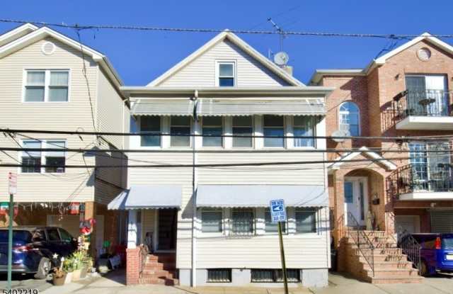 Photo of 859 Lafayette St