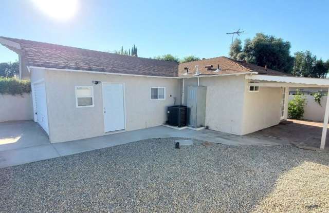 9453 1/2 La Vine St