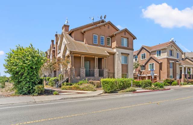 Beautifully Updated Union City Townhome w/ Community Amenities & Vaulted Ceilings