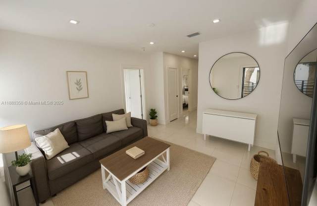 Photo of 733 Michigan Ave