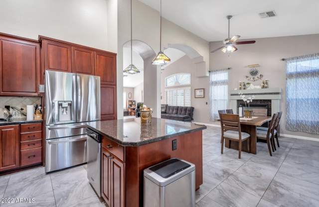 2072 W HARRISON Street