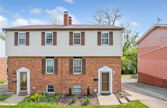 2 bedroom 1.5 Bath townhome with 1 car garage!